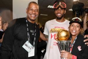 TA：业内人士相信是卡舅促成莱昂纳德签下规避工资帽的代言合同