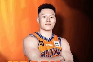 追逐梦想勇攀高峰！祝上海男篮球员李弘权24岁生日快乐🎂