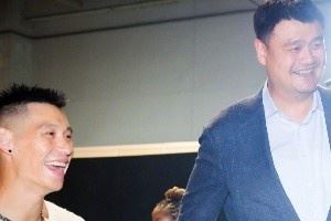 林书豪晒NBA季前赛合照：见到很多老朋友 向所有这些传奇人物致敬