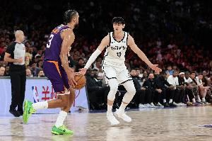 媒体人：真当票房吉祥物了？队友几乎不传球&把曾凡博当透明人