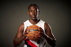 霍勒迪：现在离家乡洛杉矶更近了 让我更方便回家&更频繁见到家人