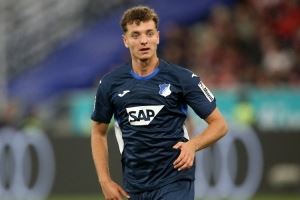 德天空：巴萨关注霍芬海姆23岁前锋阿斯拉尼，本赛季6场4球1助