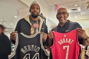 致敬前辈!杜兰特和马刺名宿“冰人”乔治-格文交换球衣 致敬前辈!杜兰特和马刺名宿“冰人”乔治-格文交换球衣