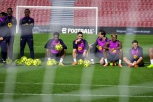 世体:巴萨昨日重返诺坎普公开训练,球员们及教练组合影留念 世体:巴萨昨日重返诺坎普公开训练,球员们及教练组合影留念